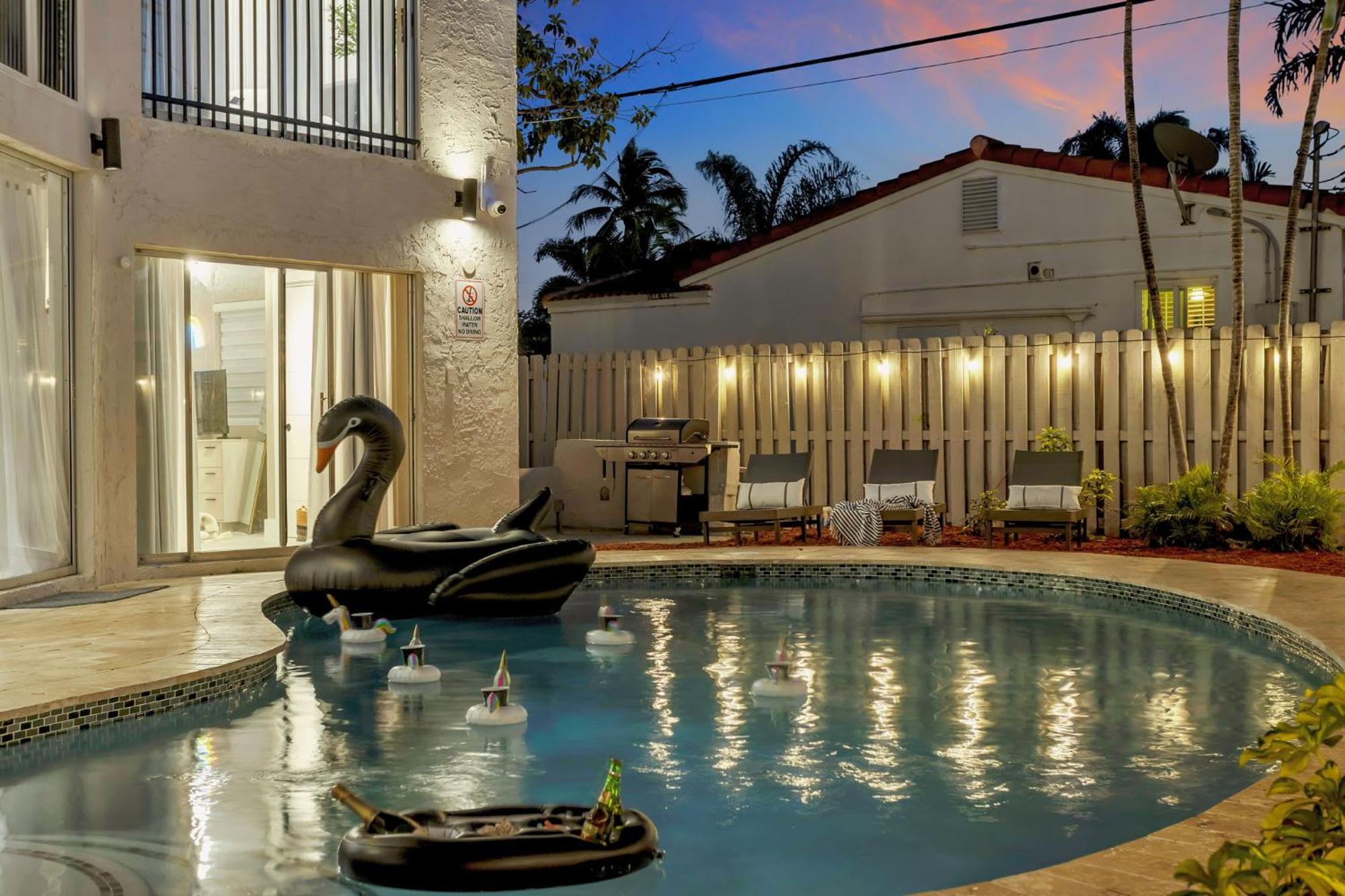 Stunning 2 Story Villa With Pool فورت لودرديل المظهر الخارجي الصورة